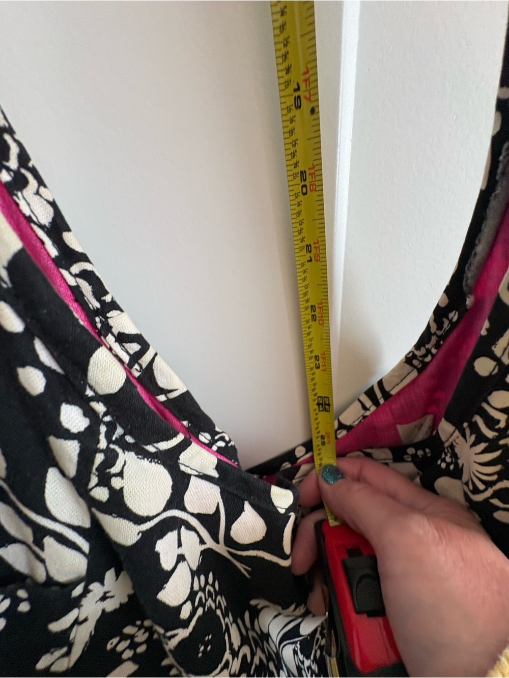 Black & White Floral Slouch Shoulder Bag Hobo, w/Pink Lining, thirty one brand - Picture 7 of 9